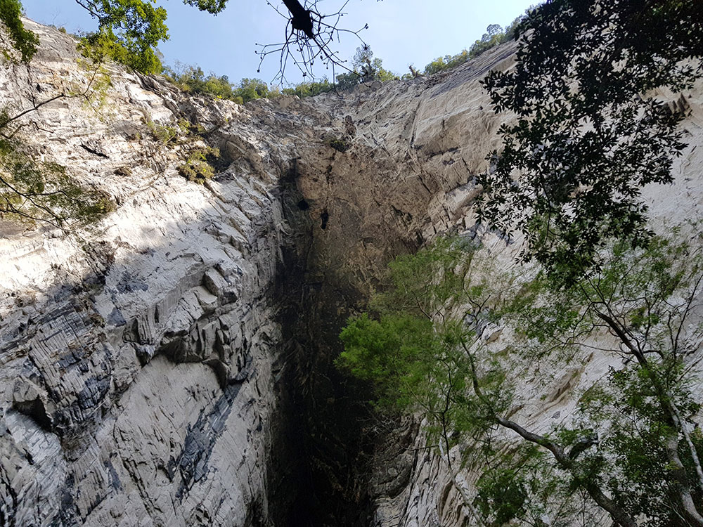 Trilha para portal Casa de Pedra a maior boca de caverna do mundo