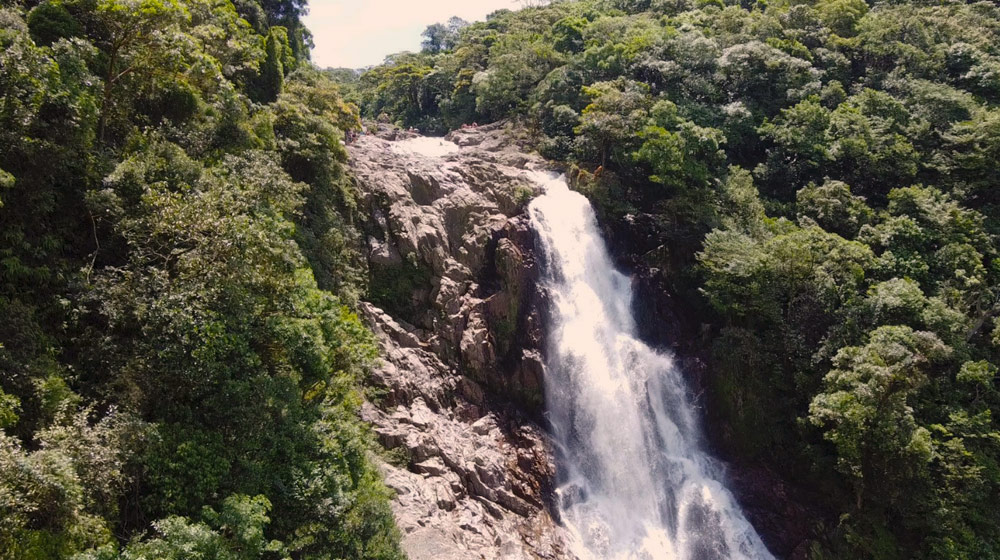 Vista frontal da Cachoeira da Torre