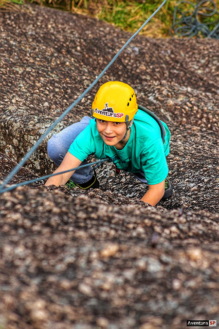 Escalada em rocha para iniciantes na Pedra do Santurrio