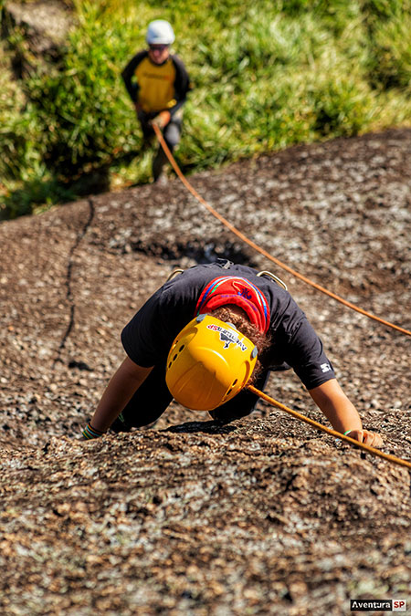 Escalada em rocha para iniciantes na Pedra do Santurrio